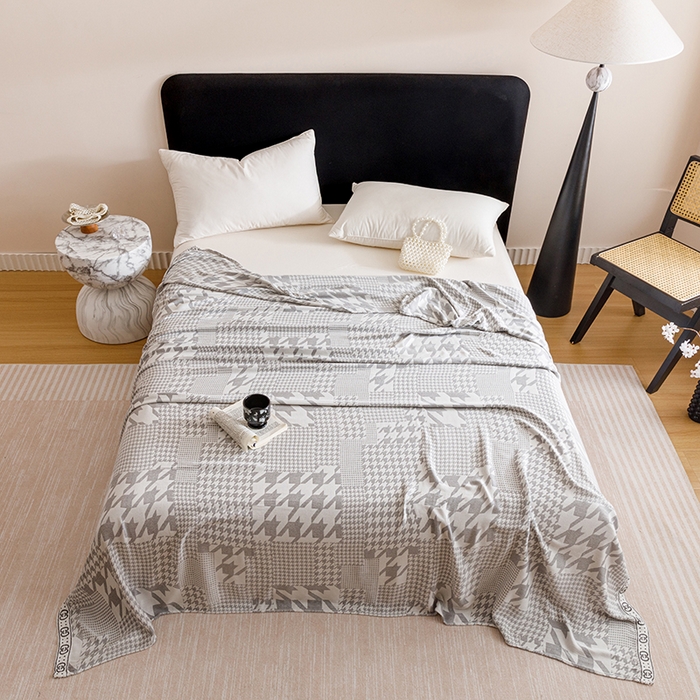 91家纺网 家纺一手货源 找家纺 朴尔家纺-2025年新款柔滑竹纤维双层纱布冷感毯毛巾被 千鸟风情-灰