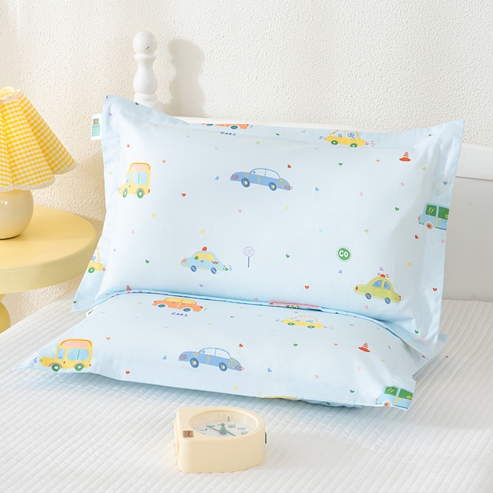 91家纺网 家纺一手货源 找家纺 良佐生活 2025新款A类高支高密全棉压线儿童枕套纯棉学生枕头套 快乐巴士