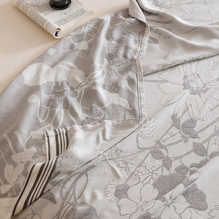 91家纺网 家纺一手货源 找家纺 朴尔家纺-2025年新款柔滑竹纤维双层纱布冷感毯毛巾被 浅花漫-灰