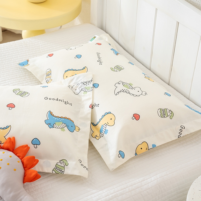 91家纺网 家纺一手货源 找家纺 良佐生活 2025新款A类高支高密全棉压线儿童枕套纯棉学生枕头套 元气恐龙
