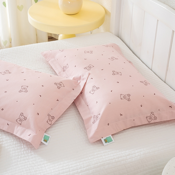 91家纺网 家纺一手货源 找家纺 良佐生活 2025新款A类高支高密全棉压线儿童枕套纯棉学生枕头套 爱尼熊-粉