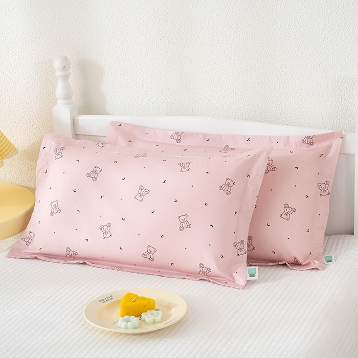 91家纺网 家纺一手货源 找家纺 良佐生活 2025新款A类高支高密全棉压线儿童枕套纯棉学生枕头套 爱尼熊-粉