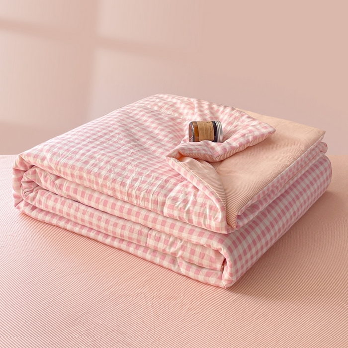 91家纺网 家纺一手货源 找家纺 老帅的工厂店 2025新款云朵棉无印风格子夏被 粉小格