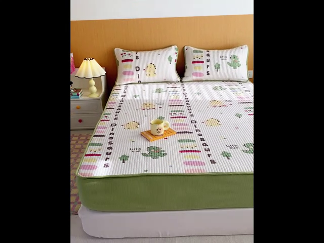 91家纺网 家纺一手货源 找家纺 恬澳家纺 2025新款A类泡泡棉夹棉印花床笠场景二 艾丽-恐龙