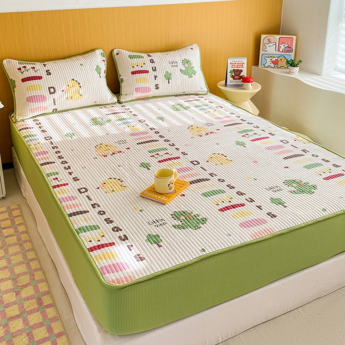 91家纺网 家纺一手货源 找家纺 恬澳家纺 2025新款A类泡泡棉夹棉印花床笠场景二 艾丽-恐龙