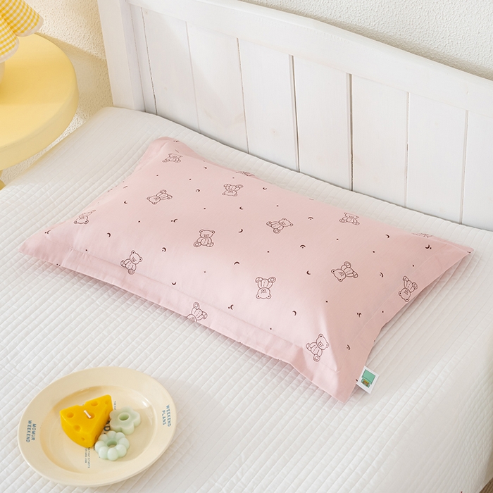 91家纺网 家纺一手货源 找家纺 良佐生活 2025新款A类高支高密全棉压线儿童枕套纯棉学生枕头套 爱尼熊-粉