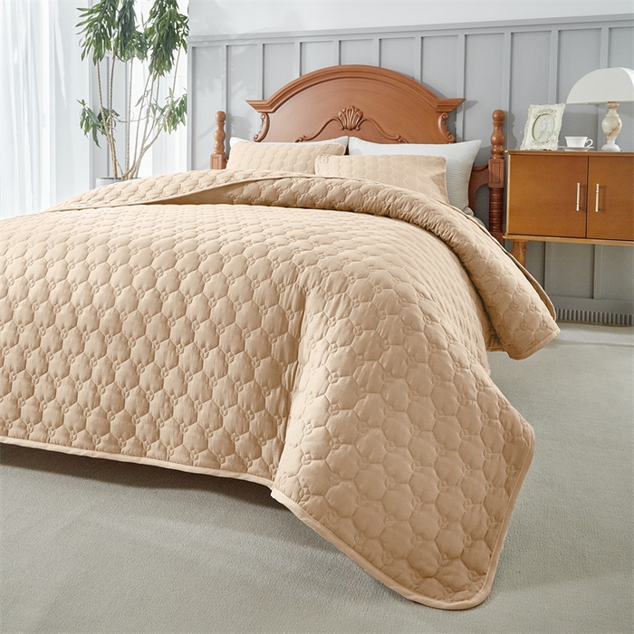 91家纺网 家纺一手货源 找家纺 温宁2025新款纤水洗棉麦穗夹棉四季足球格床盖 米色