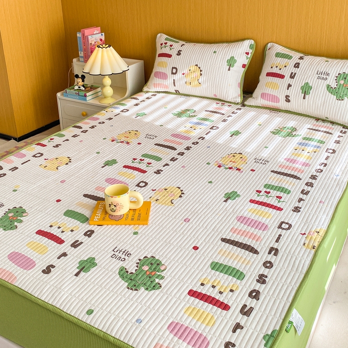 91家纺网 家纺一手货源 找家纺 恬澳家纺 2025新款A类泡泡棉夹棉印花床笠场景二 艾丽-恐龙