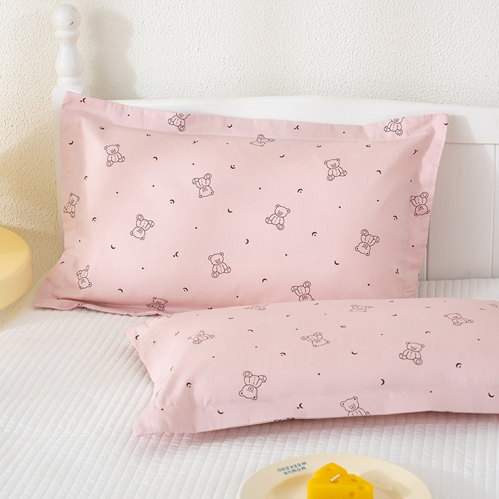 91家纺网 家纺一手货源 找家纺 良佐生活 2025新款A类高支高密全棉压线儿童枕套纯棉学生枕头套 爱尼熊-粉