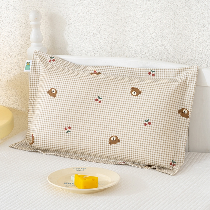 91家纺网 家纺一手货源 找家纺 良佐生活 2025新款A类高支高密全棉压线儿童枕套纯棉学生枕头套 樱桃小熊