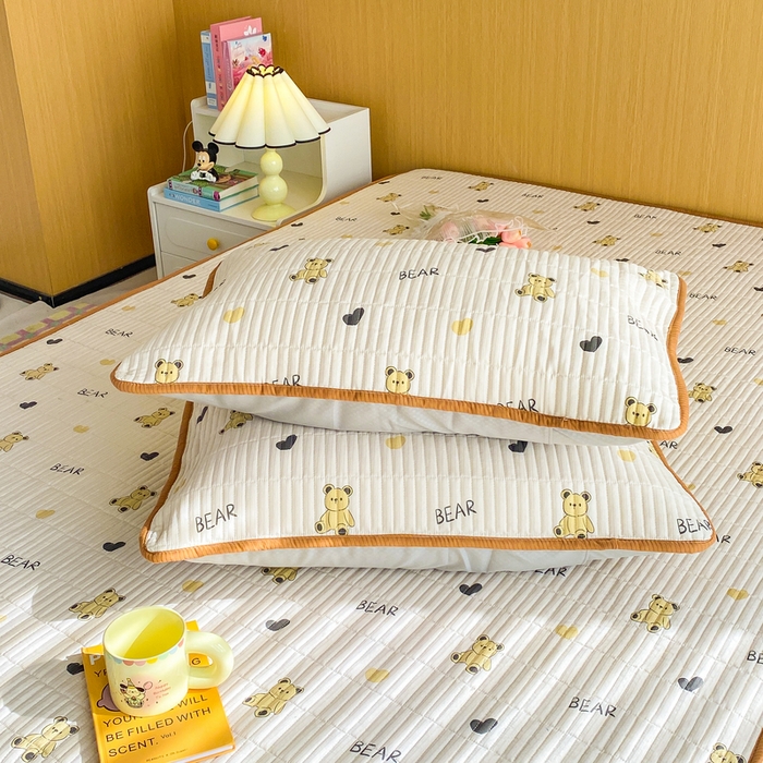 91家纺网 家纺一手货源 找家纺 恬澳家纺 2025新款A类泡泡棉夹棉印花床笠场景二 艾丽-熊宝