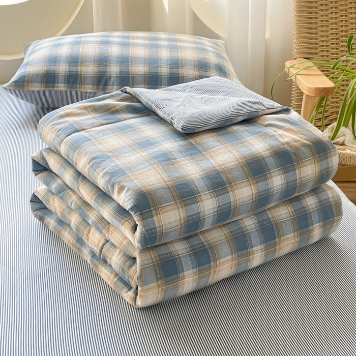 91家纺网 家纺一手货源 找家纺 老帅的工厂店 2025新款云朵棉无印风格子夏被 洛卡蓝