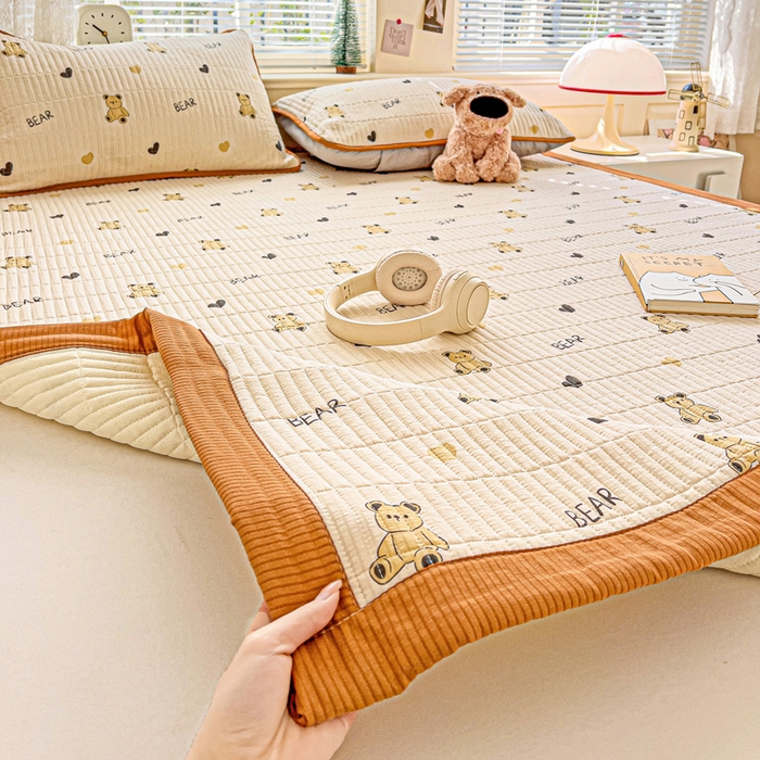 91家纺网 家纺一手货源 找家纺 恬澳家纺 2025新款泡泡棉夹棉印花床护垫-场景二 卡洛-彼得熊