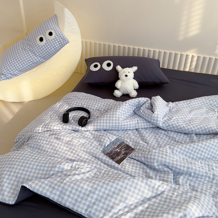 91家纺网 家纺一手货源 找家纺 老帅的工厂店 2025新款多巴胺水洗云朵棉大眼睛系列夏被四件套 蓝莓卷