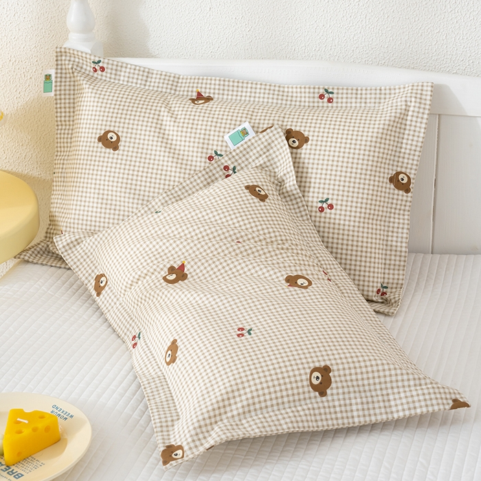 91家纺网 家纺一手货源 找家纺 良佐生活 2025新款A类高支高密全棉压线儿童枕套纯棉学生枕头套 樱桃小熊