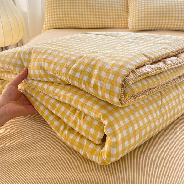 91家纺网 家纺一手货源 找家纺 老帅的工厂店 2025新款云朵棉无印风格子夏被 黄小格