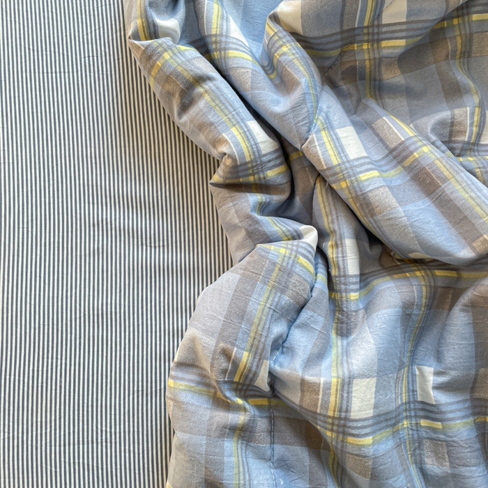 91家纺网 家纺一手货源 找家纺 老帅的工厂店 2025新款云朵棉无印风格子夏被 麦田蓝