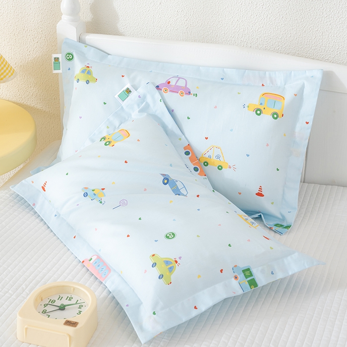 91家纺网 家纺一手货源 找家纺 良佐生活 2025新款A类高支高密全棉压线儿童枕套纯棉学生枕头套 快乐巴士