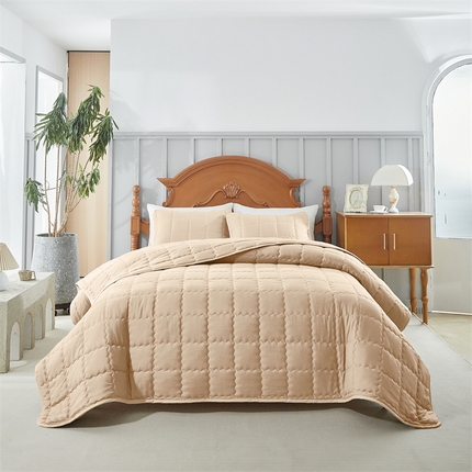 91家纺网 家纺一手货源 找家纺 温宁2025新款跨境外贸专供化纤水洗棉麦穗夹棉四季床盖 米色