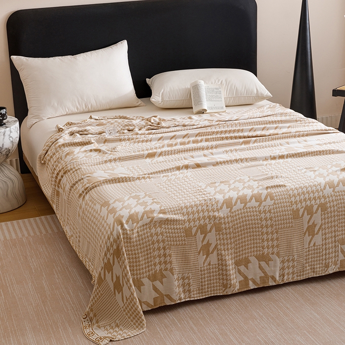 91家纺网 家纺一手货源 找家纺 朴尔家纺-2025年新款柔滑竹纤维双层纱布冷感毯毛巾被 千鸟风情-驼