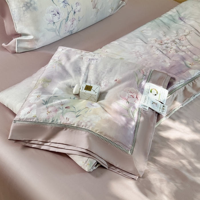 91家纺网 家纺一手货源 找家纺 娇逸家居 2025新品60支天丝数码印花高端夏被四件套 梦蔓-粉