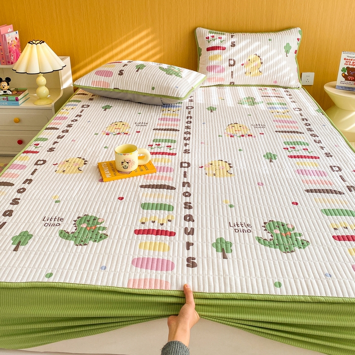 91家纺网 家纺一手货源 找家纺 恬澳家纺 2025新款A类泡泡棉夹棉印花床笠场景二 艾丽-恐龙