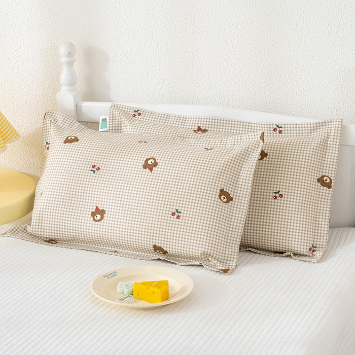 91家纺网 家纺一手货源 找家纺 良佐生活 2025新款A类高支高密全棉压线儿童枕套纯棉学生枕头套 樱桃小熊