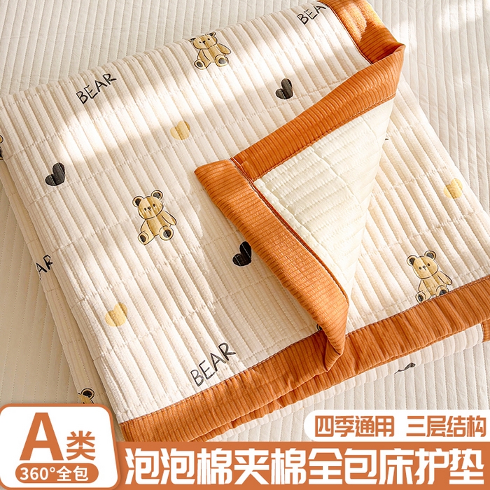 91家纺网 家纺一手货源 找家纺 恬澳家纺 2025新款泡泡棉夹棉印花床护垫-场景二 卡洛-彼得熊