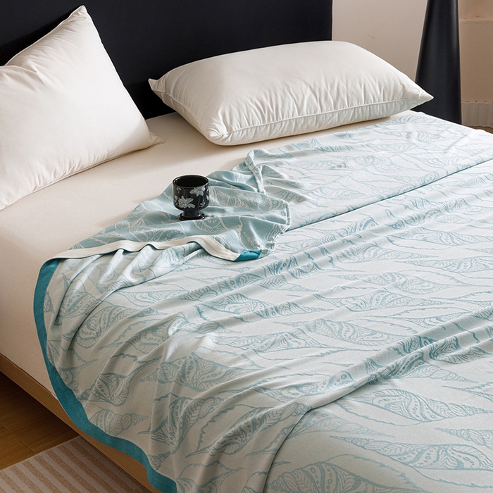 91家纺网 家纺一手货源 找家纺 朴尔家纺-2025年新款柔滑竹纤维双层纱布冷感毯毛巾被 海之声-蓝