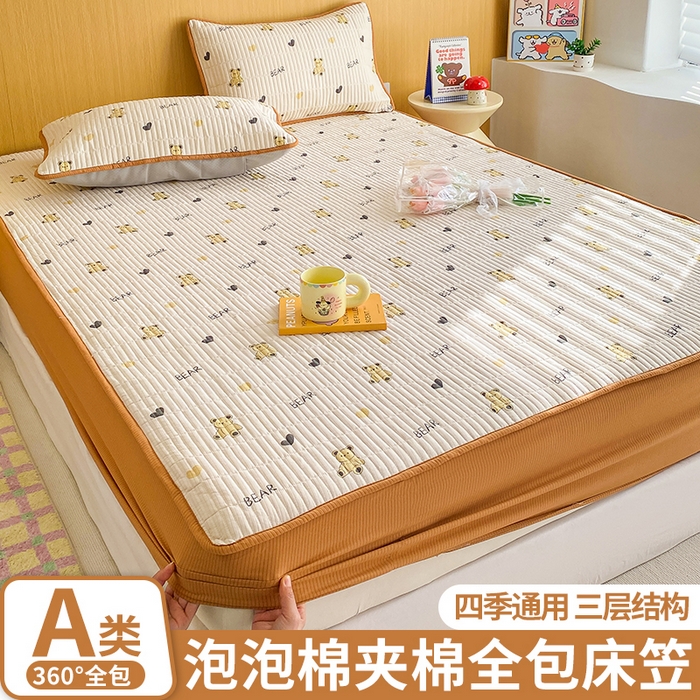 91家纺网 家纺一手货源 找家纺 恬澳家纺 2025新款A类泡泡棉夹棉印花床笠场景二 艾丽-熊宝