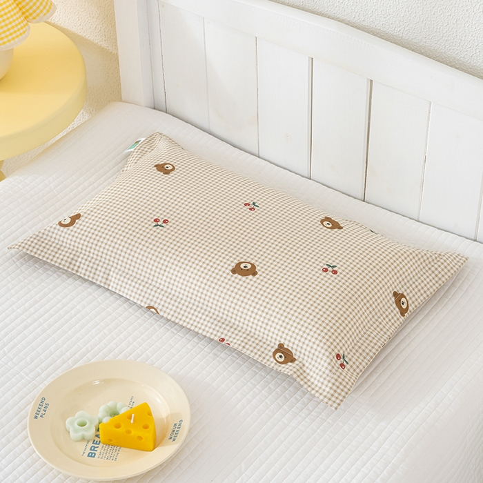 91家纺网 家纺一手货源 找家纺 良佐生活 2025新款A类高支高密全棉压线儿童枕套纯棉学生枕头套 樱桃小熊