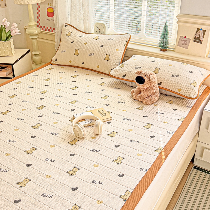 91家纺网 家纺一手货源 找家纺 恬澳家纺 2025新款泡泡棉夹棉印花床护垫-场景二 卡洛-彼得熊