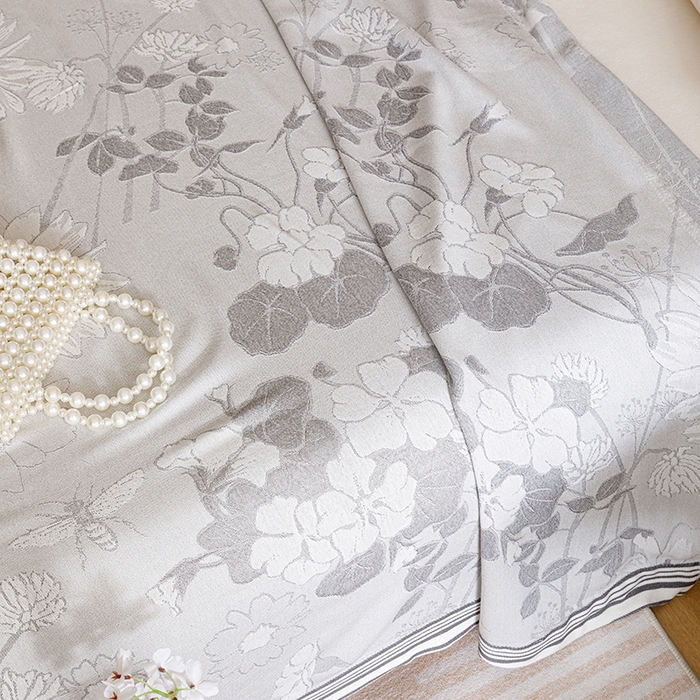 91家纺网 家纺一手货源 找家纺 朴尔家纺-2025年新款柔滑竹纤维双层纱布冷感毯毛巾被 浅花漫-灰