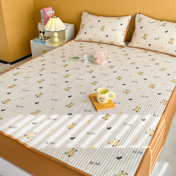 91家纺网 家纺一手货源 找家纺 恬澳家纺 2025新款A类泡泡棉夹棉印花床笠场景二 艾丽-熊宝