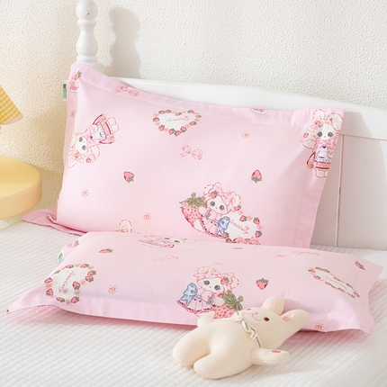 91家纺网 家纺一手货源 找家纺 良佐生活 2025新款A类高支高密全棉压线儿童枕套纯棉学生枕头套 草莓小兔