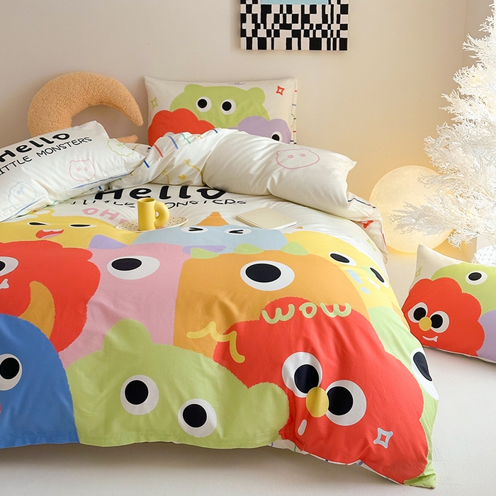 91家纺网 家纺一手货源 找家纺 卧趣家纺 2025新款全棉大版卡通数码印花纯棉四件套 呆萌小怪兽