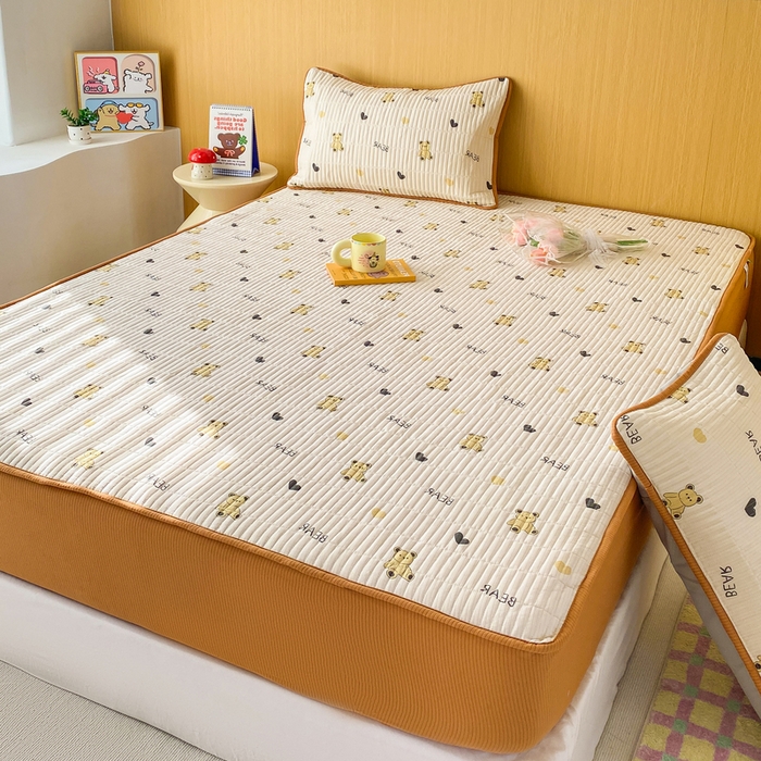 91家纺网 家纺一手货源 找家纺 恬澳家纺 2025新款A类泡泡棉夹棉印花床笠场景二 艾丽-熊宝