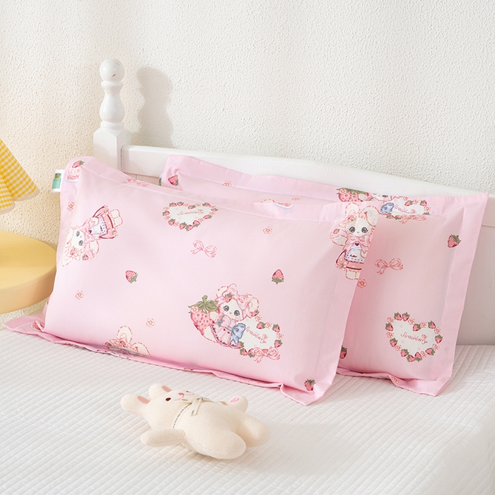 91家纺网 家纺一手货源 找家纺 良佐生活 2025新款A类高支高密全棉压线儿童枕套纯棉学生枕头套 草莓小兔