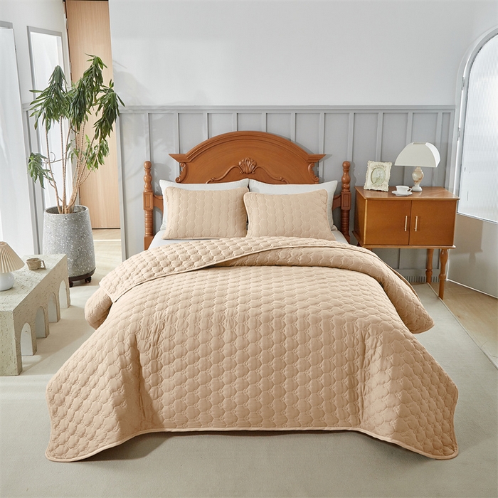 91家纺网 家纺一手货源 找家纺 温宁2025新款纤水洗棉麦穗夹棉四季足球格床盖 米色