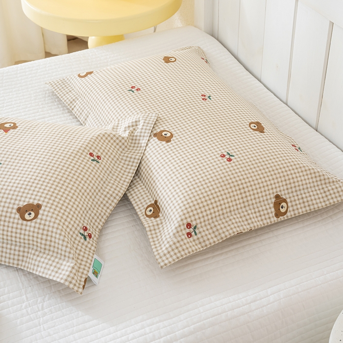 91家纺网 家纺一手货源 找家纺 良佐生活 2025新款A类高支高密全棉压线儿童枕套纯棉学生枕头套 樱桃小熊