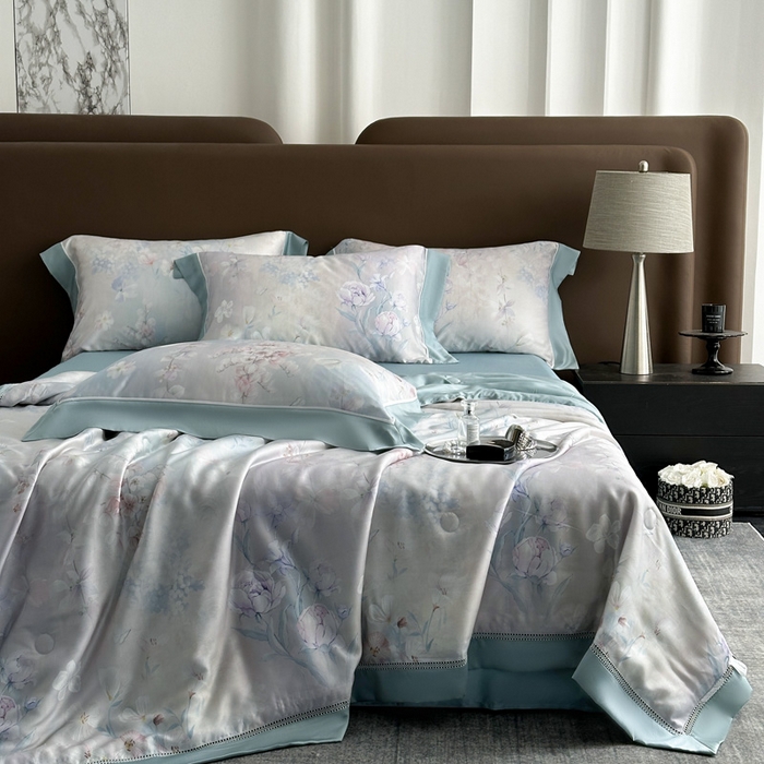 91家纺网 家纺一手货源 找家纺 娇逸家居 2025新品60支天丝数码印花高端夏被四件套 梦蔓-蓝