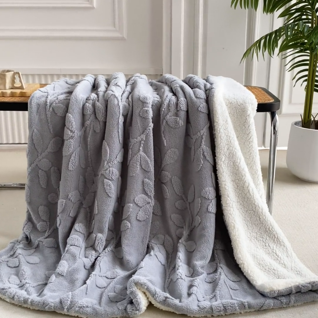 91家纺网 家纺一手货源 找家纺 温宁2025新款跨境外贸专供树叶毯 树叶-银灰