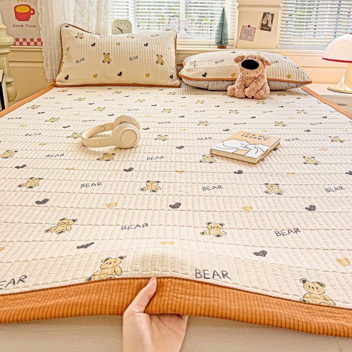91家纺网 家纺一手货源 找家纺 恬澳家纺 2025新款泡泡棉夹棉印花床护垫-场景二 卡洛-彼得熊