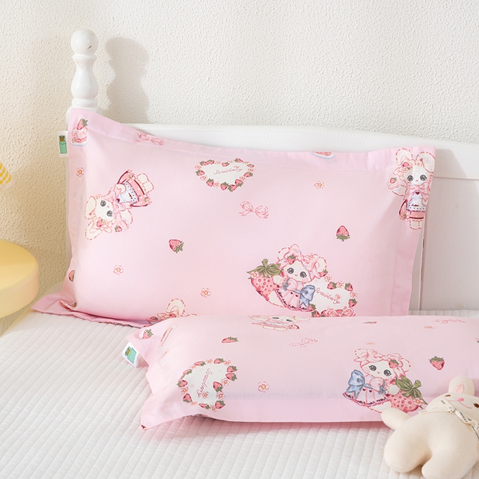 91家纺网 家纺一手货源 找家纺 良佐生活 2025新款A类高支高密全棉压线儿童枕套纯棉学生枕头套 草莓小兔