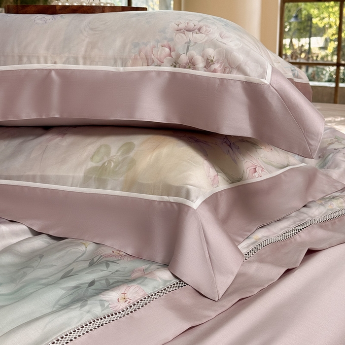 91家纺网 家纺一手货源 找家纺 娇逸家居 2025新品60支天丝数码印花高端夏被四件套 梦蔓-粉