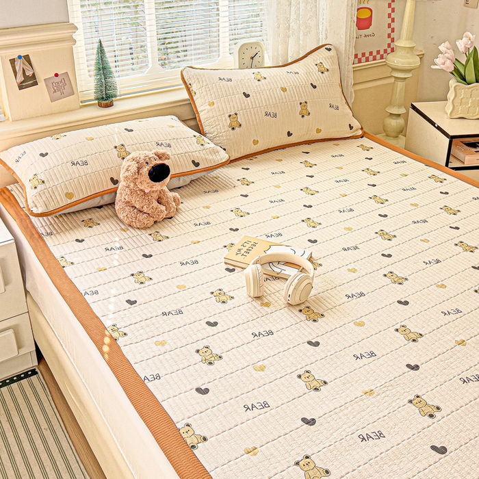 91家纺网 家纺一手货源 找家纺 恬澳家纺 2025新款泡泡棉夹棉印花床护垫-场景二 卡洛-彼得熊