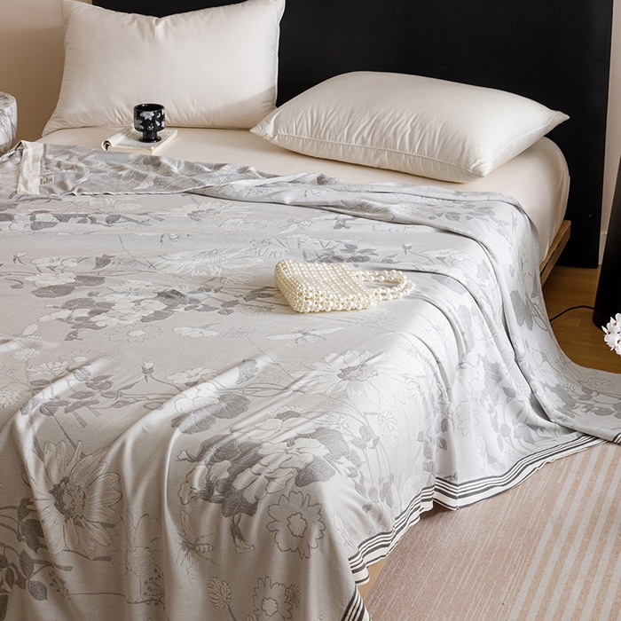 91家纺网 家纺一手货源 找家纺 朴尔家纺-2025年新款柔滑竹纤维双层纱布冷感毯毛巾被 浅花漫-灰