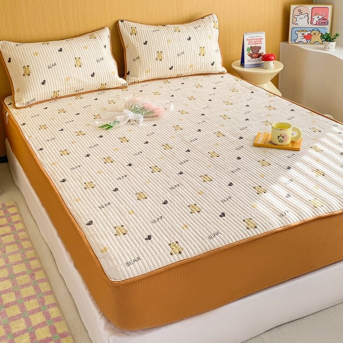 91家纺网 家纺一手货源 找家纺 恬澳家纺 2025新款A类泡泡棉夹棉印花床笠场景二 艾丽-熊宝