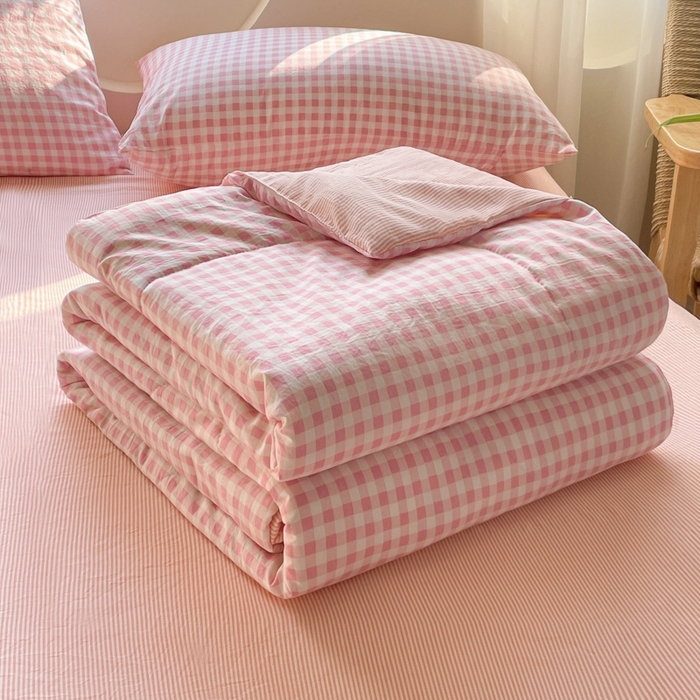 91家纺网 家纺一手货源 找家纺 老帅的工厂店 2025新款云朵棉无印风格子夏被 粉小格