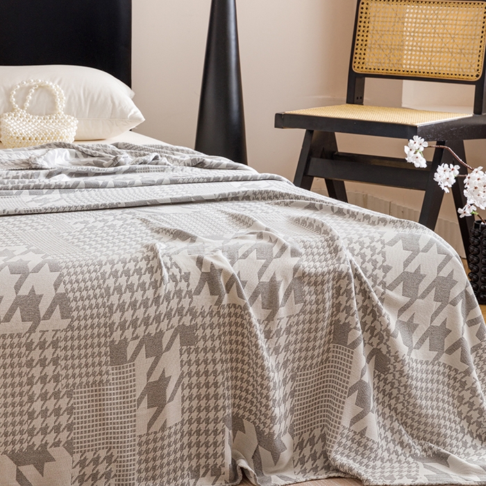 91家纺网 家纺一手货源 找家纺 朴尔家纺-2025年新款柔滑竹纤维双层纱布冷感毯毛巾被 千鸟风情-灰